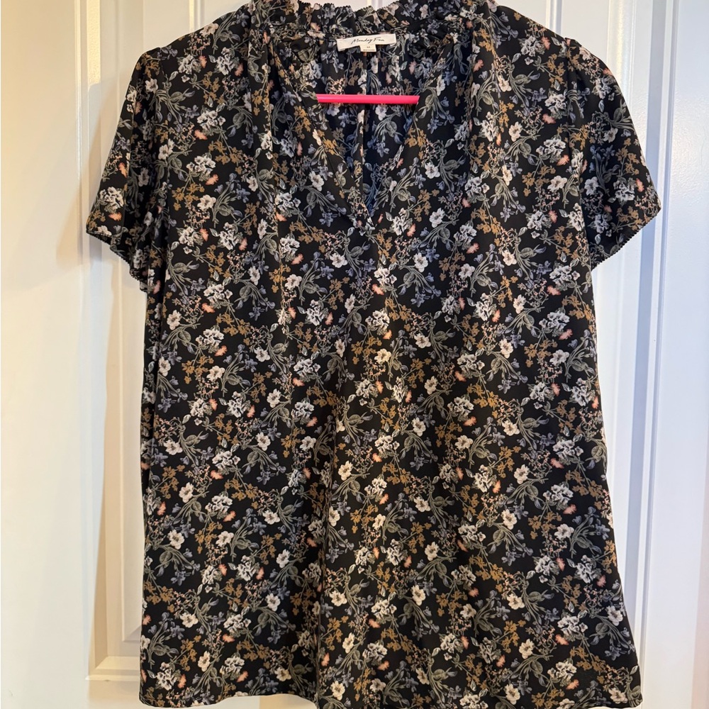Chic Floral Print Blouse in Black